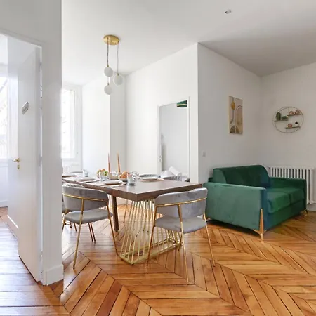 Harmonious Flat Parc Monceau 8p 아파트