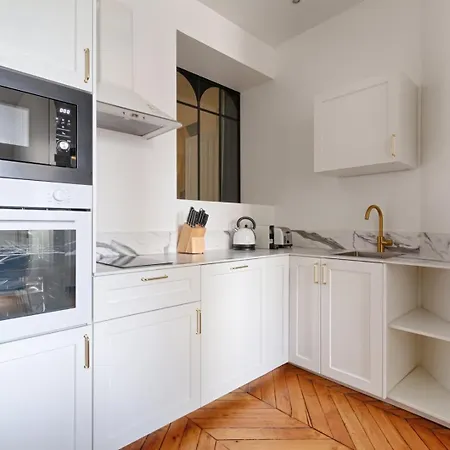 Harmonious Flat Parc Monceau 8p 아파트 *
